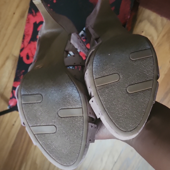 Heels - Picture 3 of 6